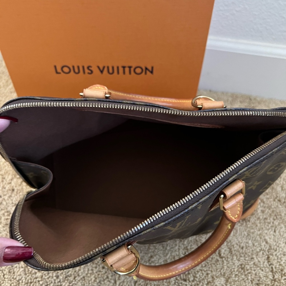 Louis Vuitton Alma PM size comes with free fashion bag charm. Box NOT included - Picture 4 of 7